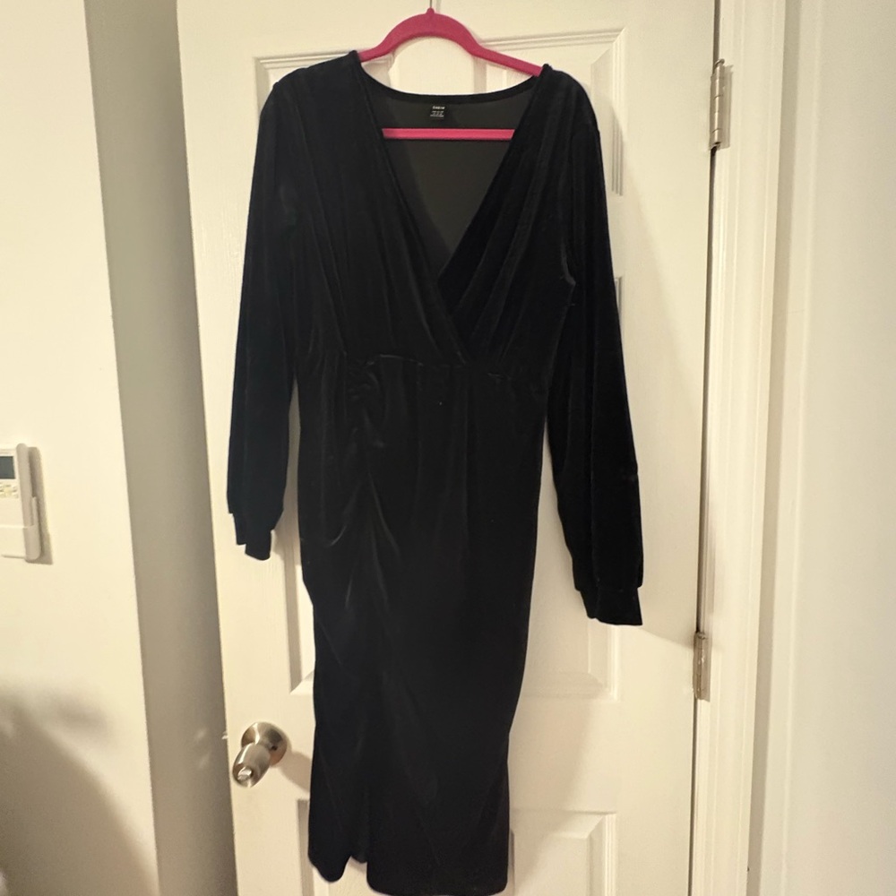 Elegant Black Velvet Midi Dress With Long Sleeves